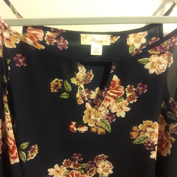 Navy blue w flowers top - Picture 3 of 3